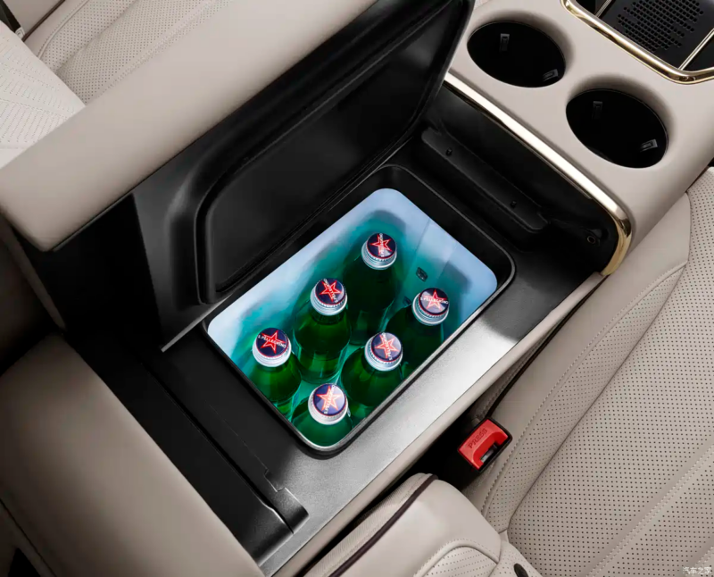 В Китае Voyah представил люксовый четырёхместный MPV Dream Shanhe по цене около 100 тысяч долларов США.