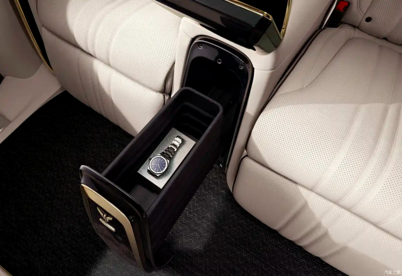 В Китае Voyah представил люксовый четырёхместный MPV Dream Shanhe по цене около 100 тысяч долларов США.