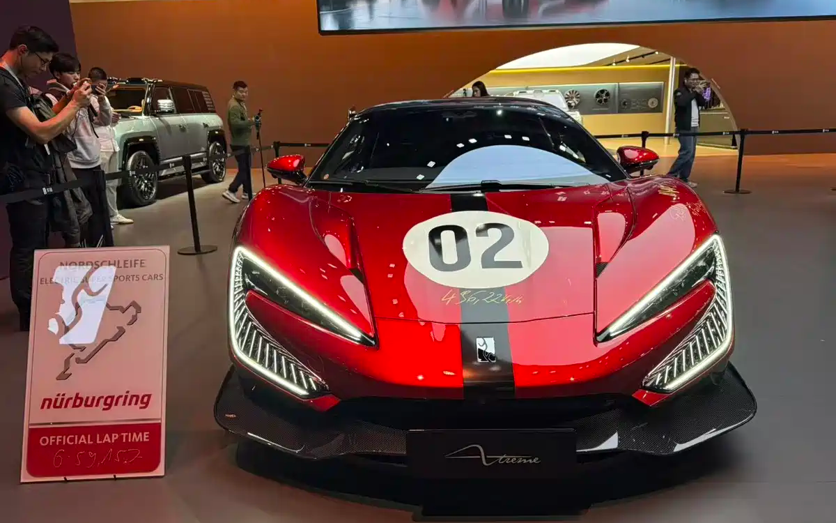 В Китае представлен электрический монстр BYD Yangwang U9 Xtreme мощностью 3000 л.с. на выставке Auto Guangzhou 2025.