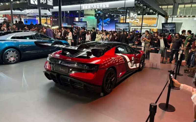 В Китае представлен электрический монстр BYD Yangwang U9 Xtreme мощностью 3000 л.с. на выставке Auto Guangzhou 2025.