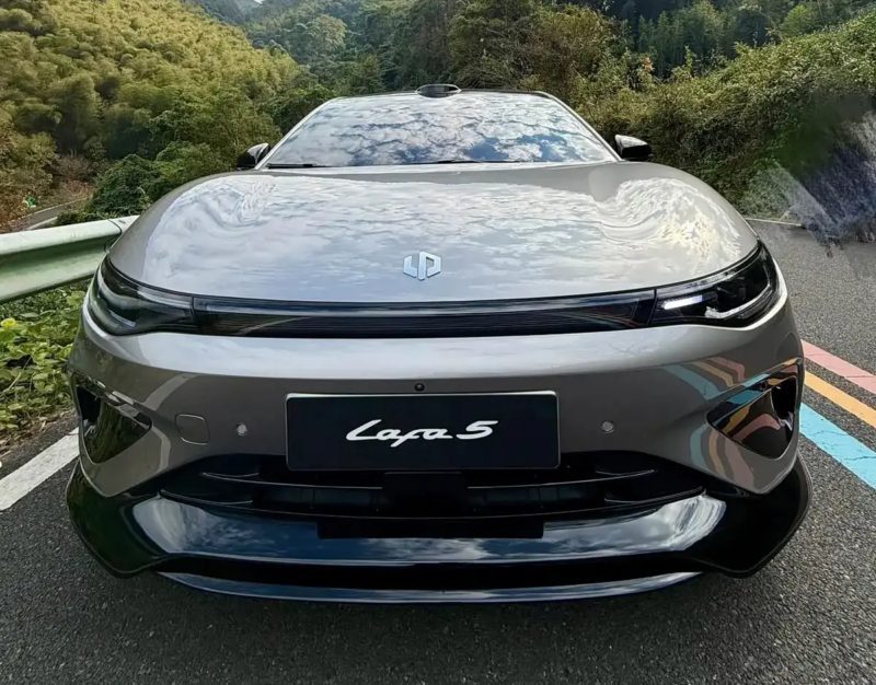 В Китае Leapmotor представил Lafa 5 Ultra — высокопроизводительный вариант, дебют которого состоится во II квартале 2026 года.