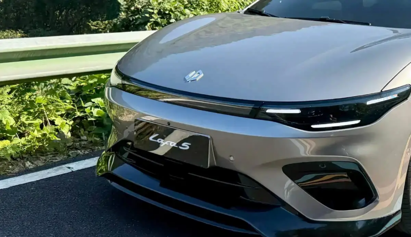 В Китае Leapmotor представил Lafa 5 Ultra — высокопроизводительный вариант, дебют которого состоится во II квартале 2026 года.