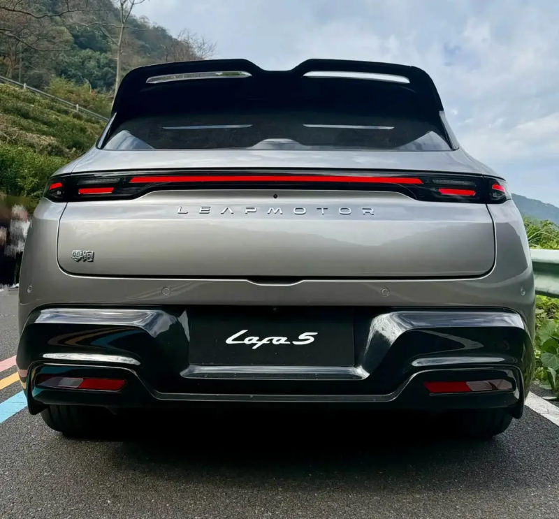 В Китае Leapmotor представил Lafa 5 Ultra — высокопроизводительный вариант, дебют которого состоится во II квартале 2026 года.