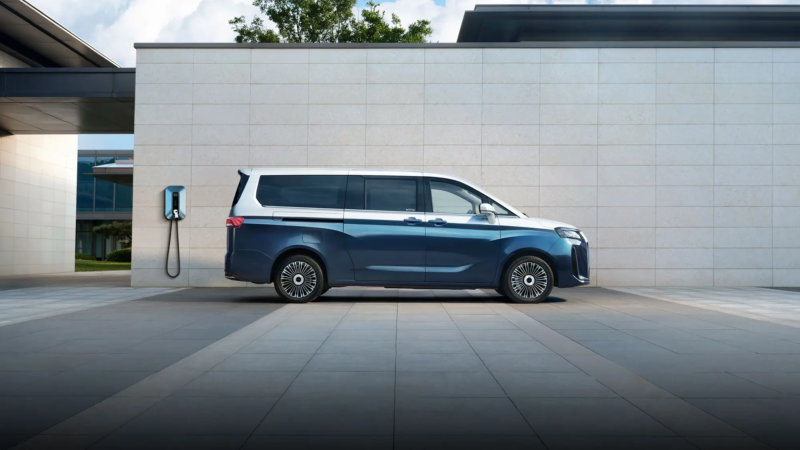 В Китае BAW начал предпродажи нового минивэна Ruisheng M8 в разных комплектациях, цена от 23 800 долларов США