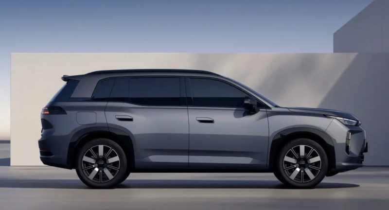 В Китае стартовали предварительные продажи первого EREV от GAC Aion по цене от 17 800 долларов США.