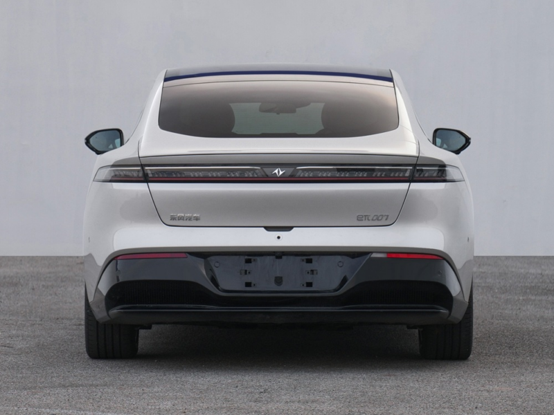 В Китае модифицированная серийная версия Dongfeng eπ 007, стала первым в мире электромобилем с четырьмя мотор-колесами.