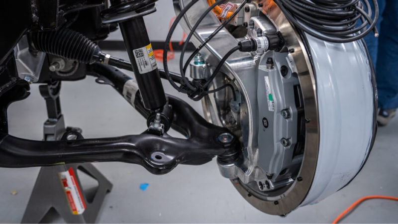 В Китае модифицированная серийная версия Dongfeng eπ 007, стала первым в мире электромобилем с четырьмя мотор-колесами.