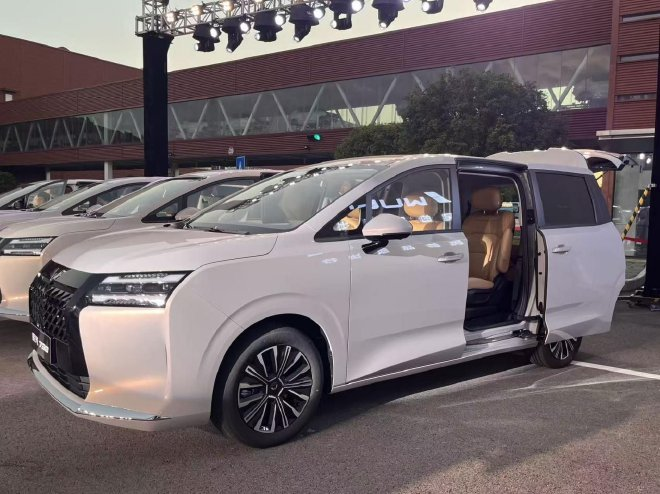 В Китае SGMW Xingguang 730 — самый доступный MPV с различными силовыми установками.