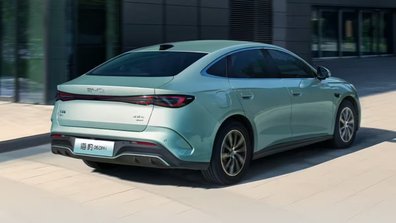 В Китае начались продажи BYD Seal 06 DM-i с запасом хода 128 км на электротяге по цене от 13 600 долларов.