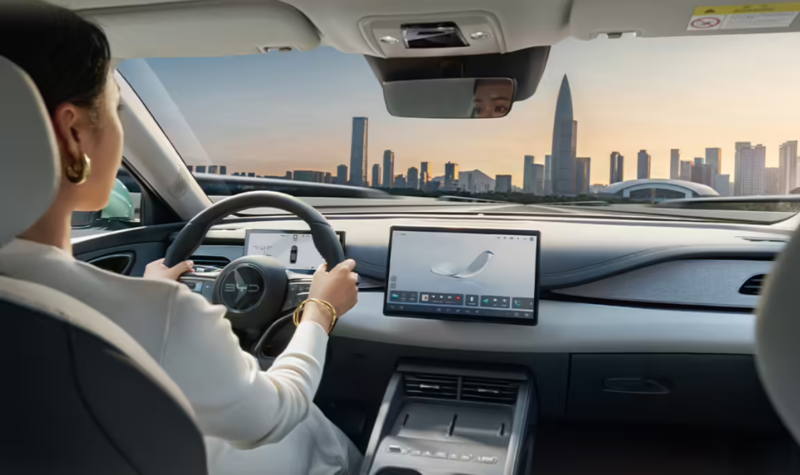 В Китае начались продажи BYD Seal 06 DM-i с запасом хода 128 км на электротяге по цене от 13 600 долларов.