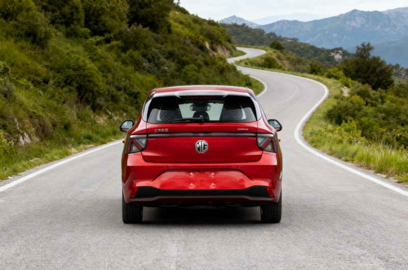 В Китае MG4 Anxin Edition, первый серийный автомобиль с полутвердотельной батареей, дебютировал в Гуанчжоу.