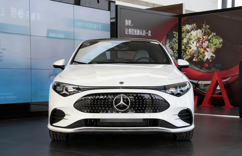 В Китае Mercedes-Benz представил CLA EV со увеличенной на 40 мм колесной базой, стартовая цена 34 900 долларов.