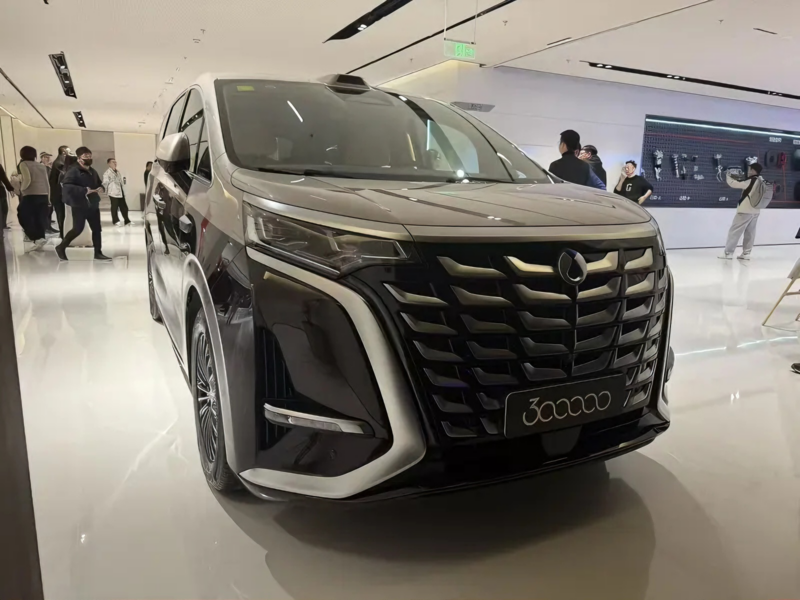 В Китае BYD Denza D9 стал самым быстро продаваемым гибридным MPV в мире, достигнув 300 000 проданных единиц.