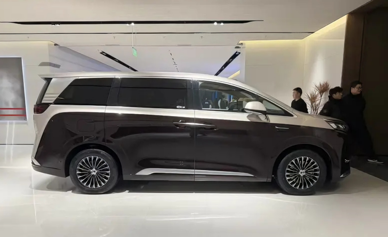 В Китае BYD Denza D9 стал самым быстро продаваемым гибридным MPV в мире, достигнув 300 000 проданных единиц.