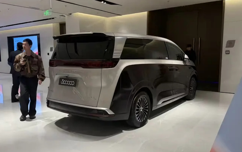 В Китае BYD Denza D9 стал самым быстро продаваемым гибридным MPV в мире, достигнув 300 000 проданных единиц.