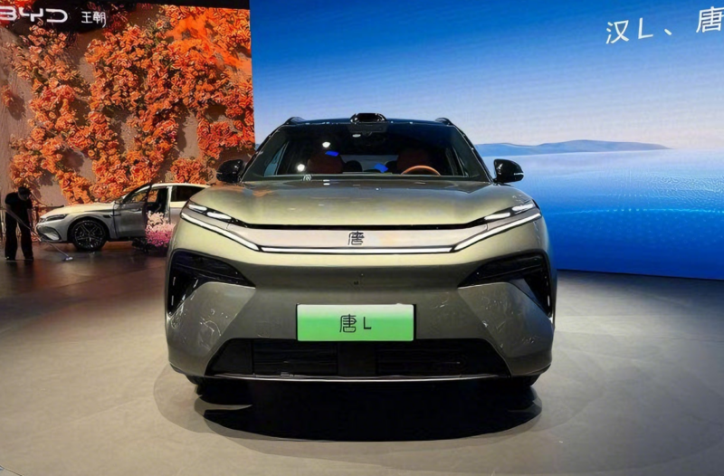 В Китае BYD Atto 8 (Sealion 8) 2026 года дебютировал с разгоном до 100 км/ч за 3,9 секунды и быстрой зарядкой 1000 кВт.