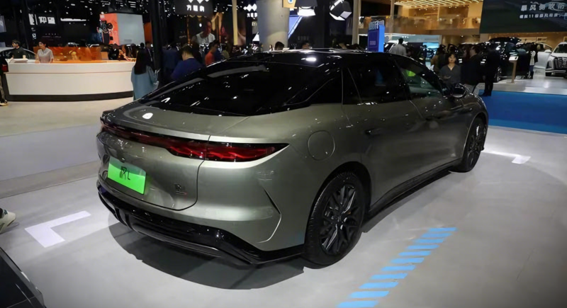 В Китае электромобиль BYD Han EV 2026 года достиг запаса хода 701 км, разгоняясь до 100 км/ч за 2,7 с, от 27 400 долларов.