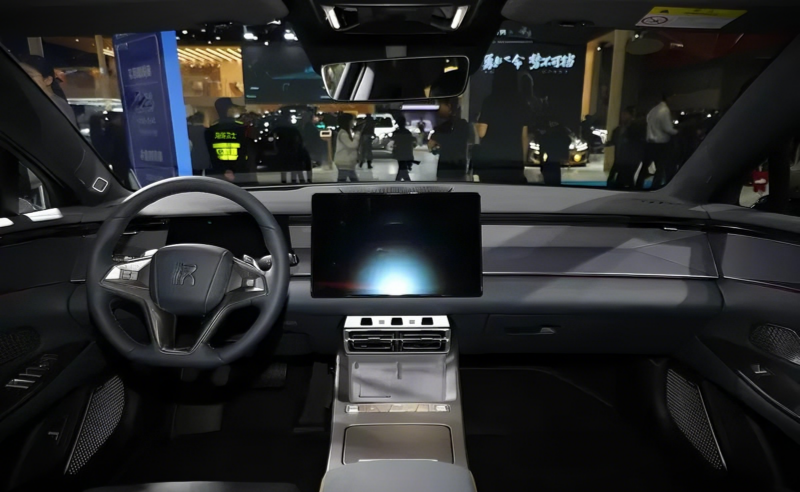 В Китае электромобиль BYD Han EV 2026 года достиг запаса хода 701 км, разгоняясь до 100 км/ч за 2,7 с, от 27 400 долларов.