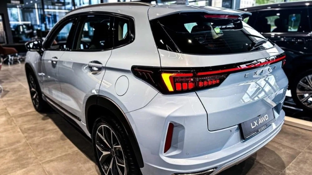 Exeed LX сбоку сзади в автосалоне у дилера купить новый аксель архангельск