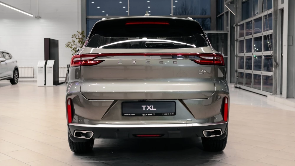 Exeed TXL сзади в автосалоне у дилера купить новый санрайз ярославль