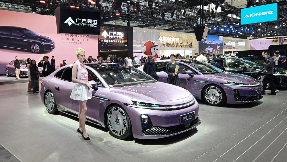 GAC Hyptec A800 гуанчжоу 2025 автосалон сбоку спереди