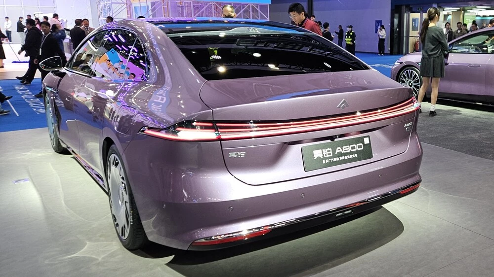 GAC Hyptec A800 гуанчжоу 2025 автосалон сбоку сзади
