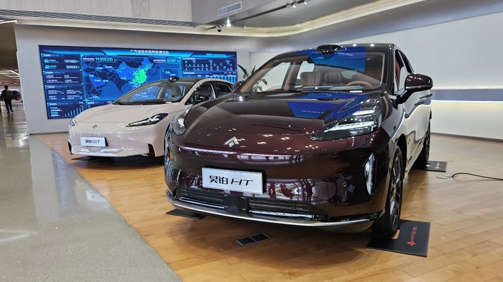 Электрический кроссовер Hyptec HT сбоку спереди гуанчжоу