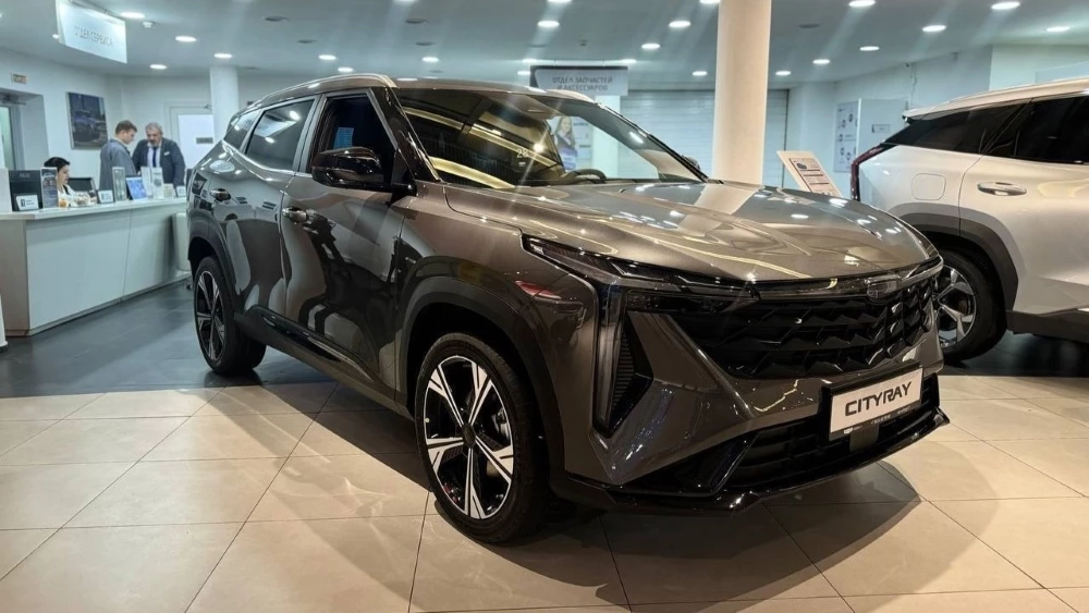 Geely Cityray у дилера в автосалоне сбоку автопорт-т