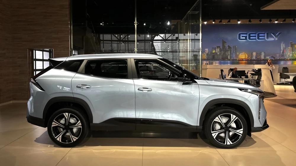 Geely Cityray у дилера в автосалоне сбоку обухов