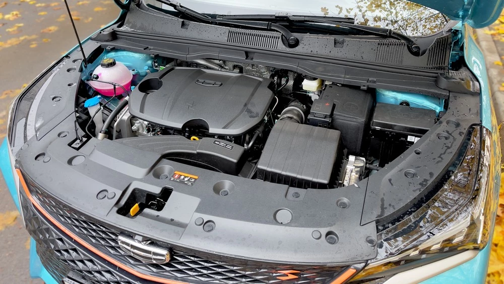 новый Geely Coolray 2023 двигатель мотор капот открыт