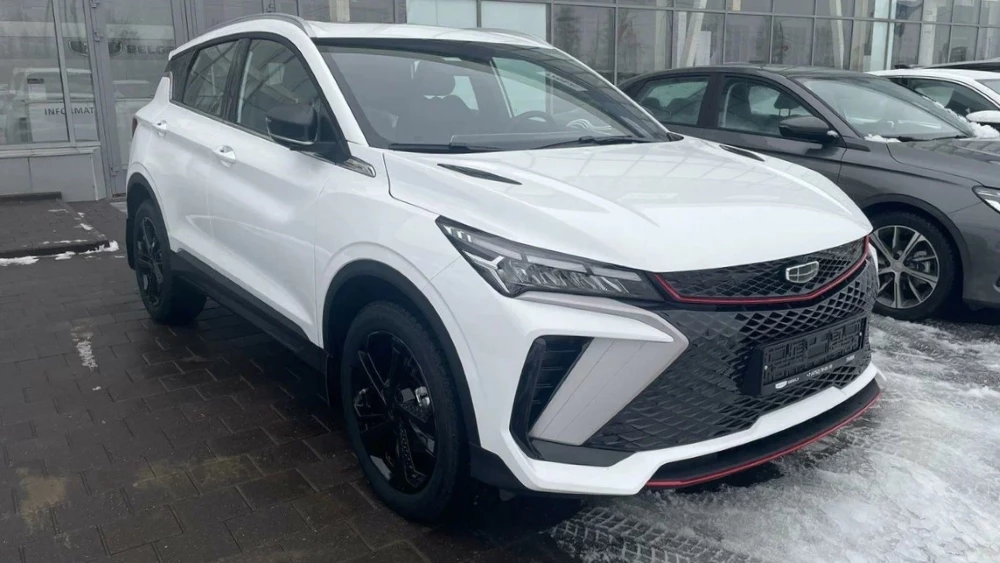 новый Geely Coolray в комплектации Luxury Plus спереди сбоку около автосалона у дилера тамбов