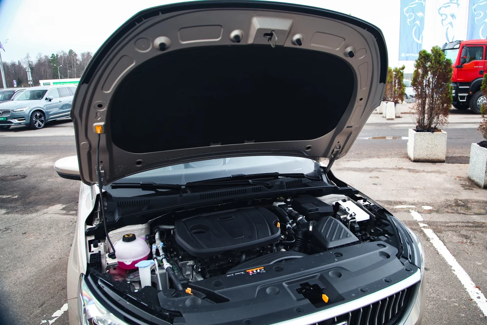 Седан Geely Emgrand 7 капот мотор двигатель