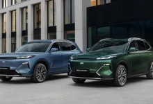 В России раскрыли комплектации гибридного кроссовера Geely EX5 EM-i перед выходом на рынок.