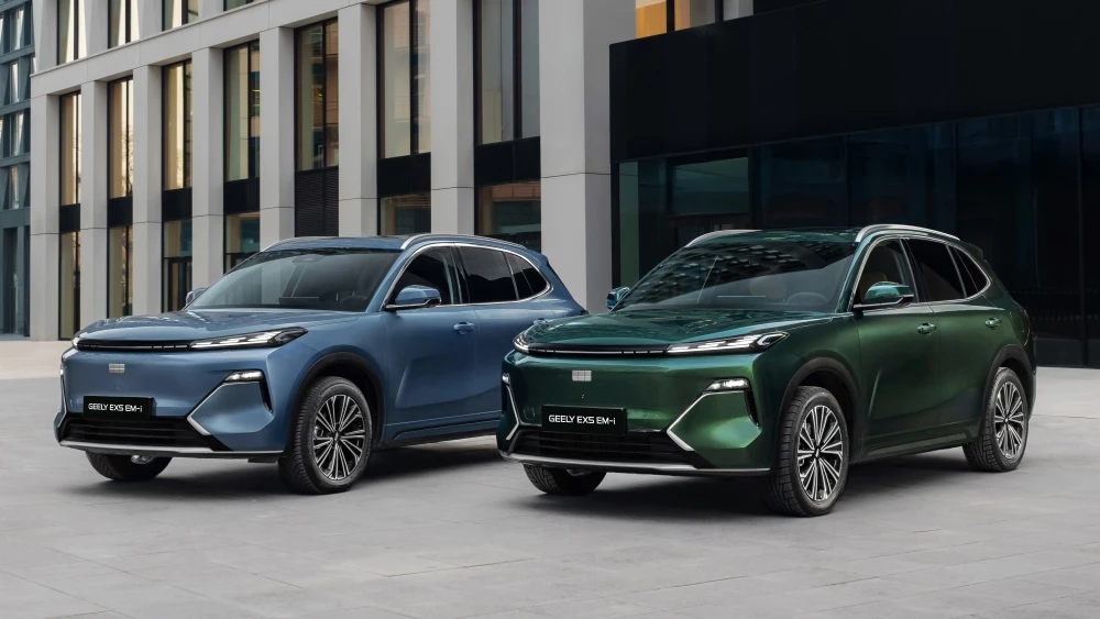 гибридные кроссоверы geely ex5 em-i спереди сбоку