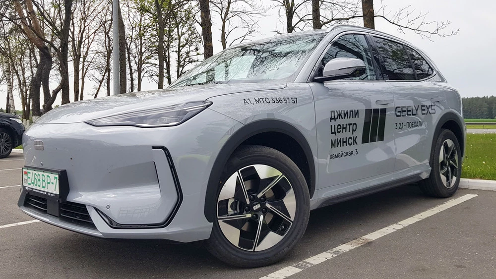 Geely EX5 сбоку спереди белорусской сборки в беларуси