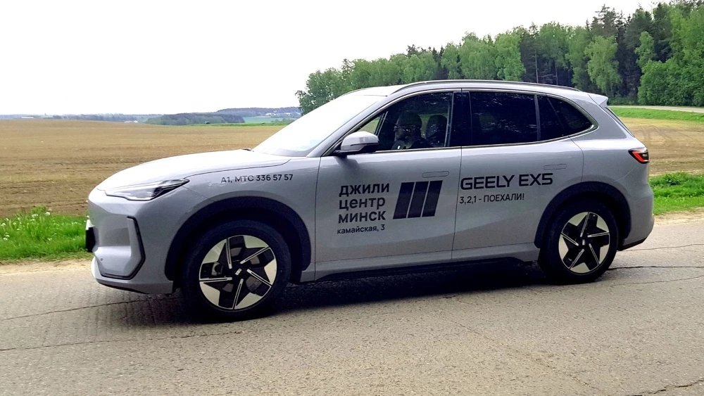 Geely EX5 сбоку спереди белорусской сборки в беларуси