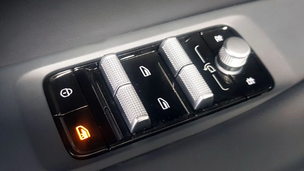 Geely EX5 белорусской сборки в беларуси салон интерьер карты дверей кнопки