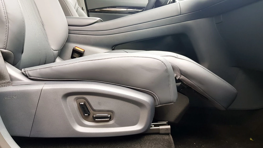 Geely EX5 белорусской сборки в беларуси салон интерьер сиденья переднего пассажира оттоманка