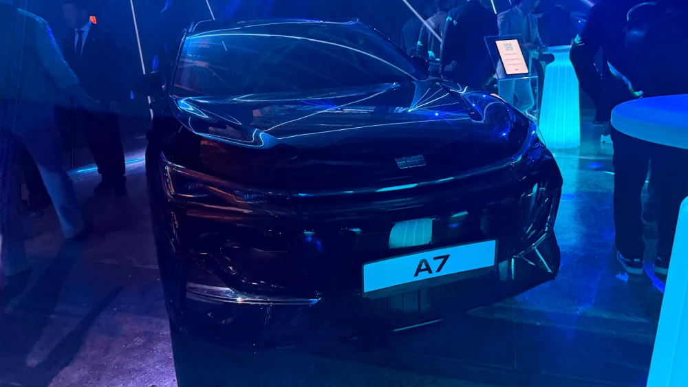 geely galaxy a7 седан гибрид сбоку спереди черный казахстан 2026