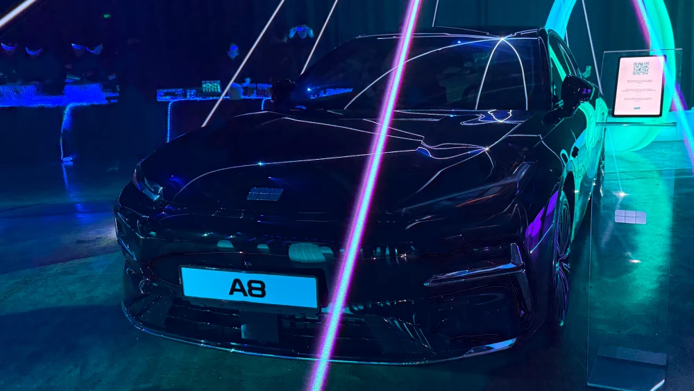 geely galaxy a8 седан гибрид сбоку спереди черный казахстан 2026