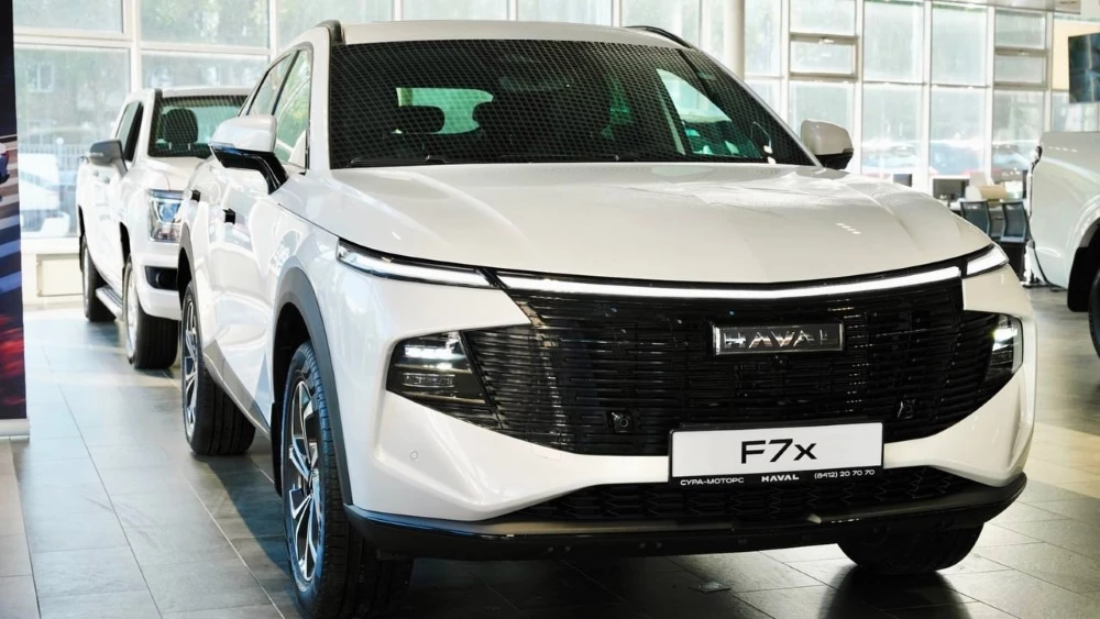 Кроссовер Haval F7x у дилера в автосалоне купить Сура-Моторс Пенза сбоку спереди
