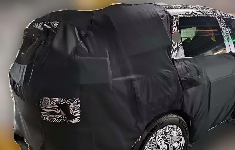 В Китае Zeekr 8x замечен: намеки на гибридную мощность 400 кВт и запас хода 400 км на электротяге.