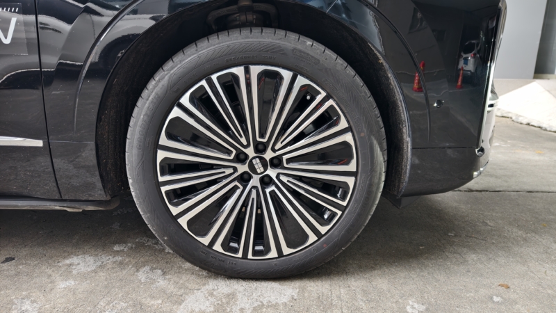 В Китае Geely Galaxy M9: 6-местный SUV с умной кабиной AR-HUD разгоняется до 100 км/ч всего за 4 секунды.