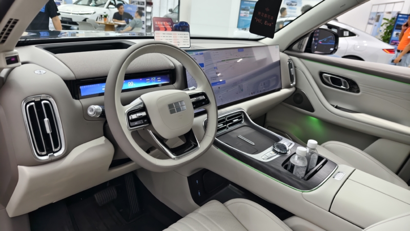 В Китае Geely Galaxy M9: 6-местный SUV с умной кабиной AR-HUD разгоняется до 100 км/ч всего за 4 секунды.