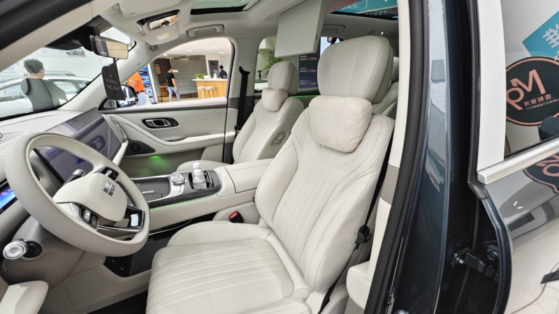 В Китае Geely Galaxy M9: 6-местный SUV с умной кабиной AR-HUD разгоняется до 100 км/ч всего за 4 секунды.