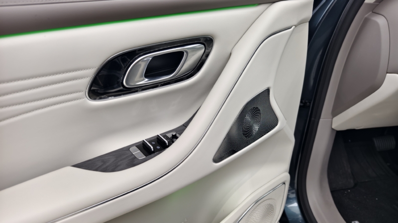 В Китае Geely Galaxy M9: 6-местный SUV с умной кабиной AR-HUD разгоняется до 100 км/ч всего за 4 секунды.