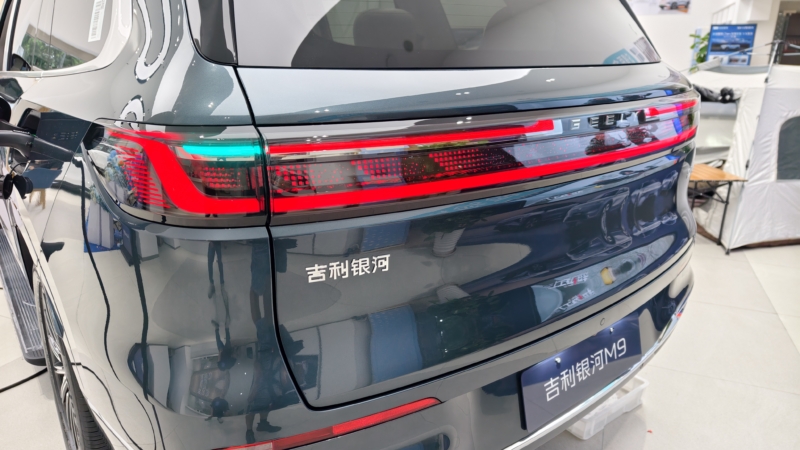 В Китае Geely Galaxy M9: 6-местный SUV с умной кабиной AR-HUD разгоняется до 100 км/ч всего за 4 секунды.