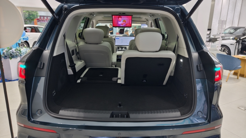 В Китае Geely Galaxy M9: 6-местный SUV с умной кабиной AR-HUD разгоняется до 100 км/ч всего за 4 секунды.