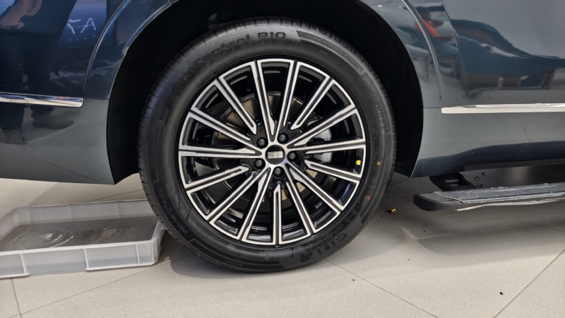 В Китае Geely Galaxy M9: 6-местный SUV с умной кабиной AR-HUD разгоняется до 100 км/ч всего за 4 секунды.