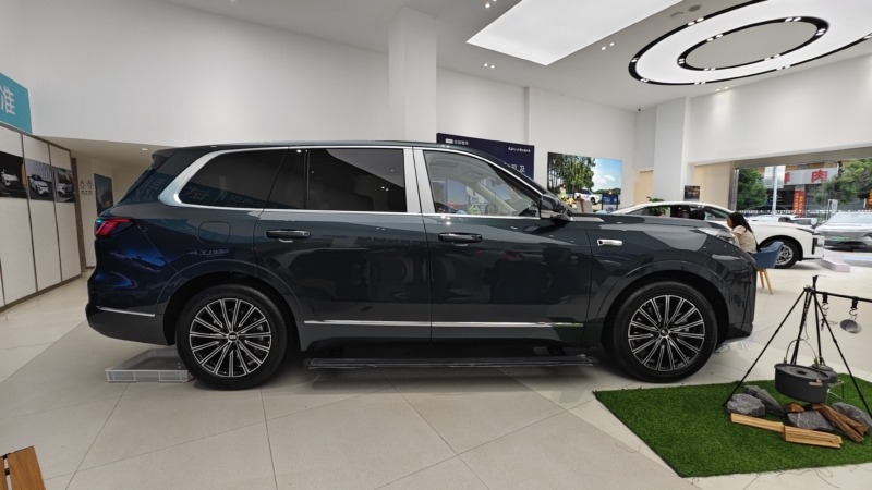 В Китае Geely Galaxy M9: 6-местный SUV с умной кабиной AR-HUD разгоняется до 100 км/ч всего за 4 секунды.